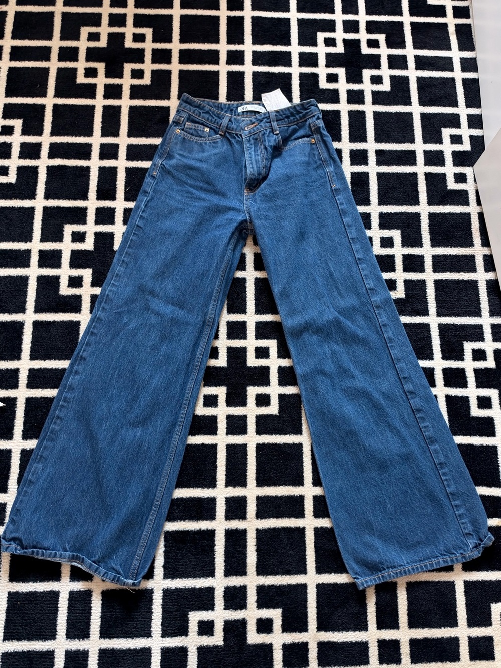 Zara Mid-Rise Wide-Leg Jeans – Size 2